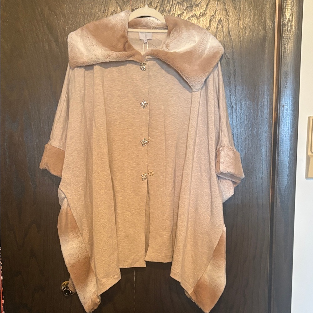 Elegant Tess Elliott Tan Cape with Faux Fur Collar M/L